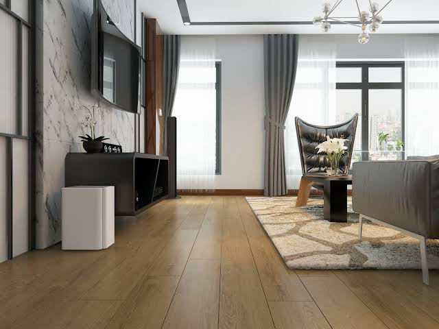 Kỹ thuật viên đo đạc và thi công lót sàn gỗ công nghiệp