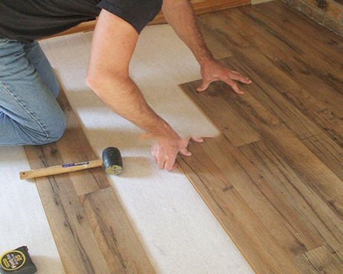 Thợ thi công tiến hành lắp ghép hèm khóa ván sàn gỗ công nghiệp