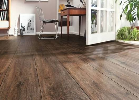 Khu vực bếp sang trọng lót sàn gỗ cốt đen chống nước