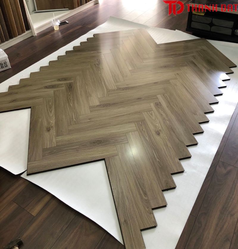 Thi công sàn gỗ công nghiệp lát kiểu dáng xương cá Herringbone sang trọng